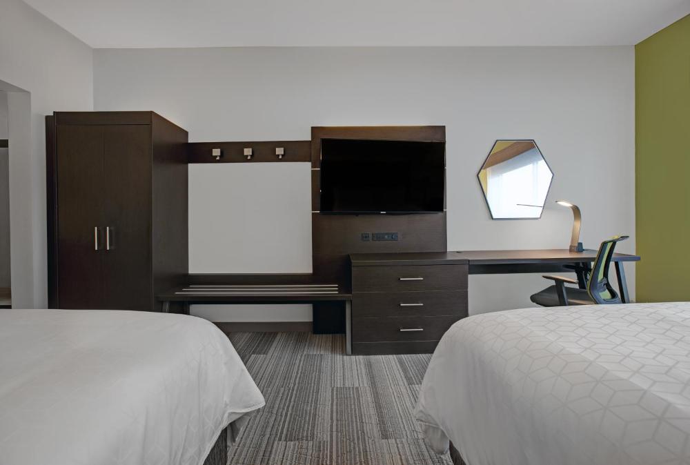 Queen Suite with Two Queen Beds and Mobility Accessible Roll-In Shower interior